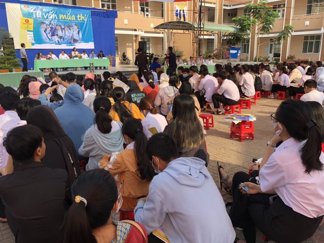 Học sinh lớp 10 quay lại chương trình Tư vấn mùa thi để dành xem - ảnh 1