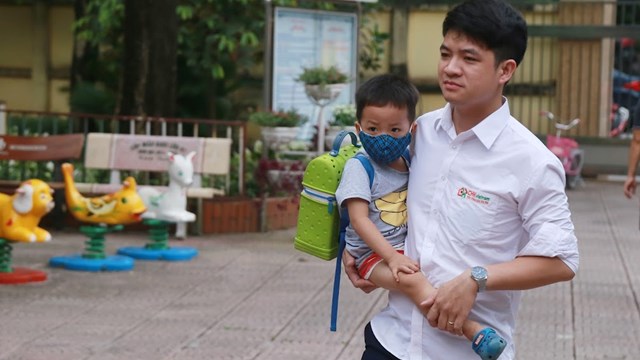 Học sinh mầm non đến trường: Bao ngày trông ngóng… vỡ òa