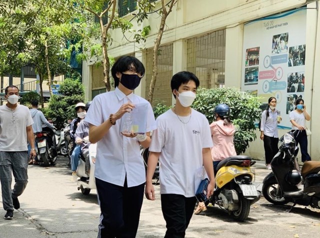 hoc-sinh-phu-huynh-h224-noi-n237n-tho-thi-v224o-lop-10-chuy234n_1.jpeg hoc-sinh-phu-huynh-h224-noi-n237n-tho-thi-v224o-lop-10-chuy234n_1.jpeg