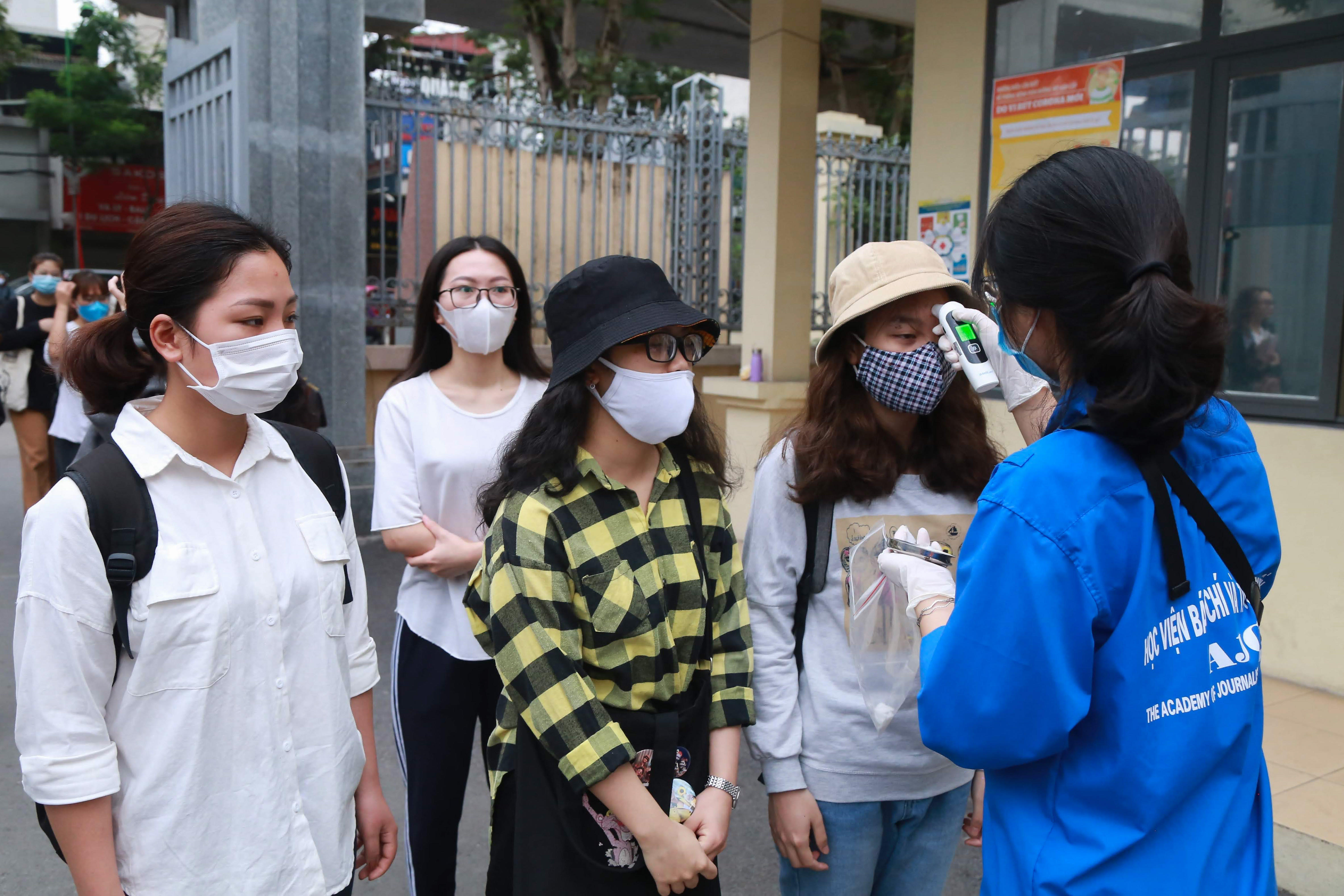 hoc-sinh-sinh-vi234n-tro-lai-truong-tu-tin-th237ch-ung-an-to224n_1.jpg hoc-sinh-sinh-vi234n-tro-lai-truong-tu-tin-th237ch-ung-an-to224n_1.jpg