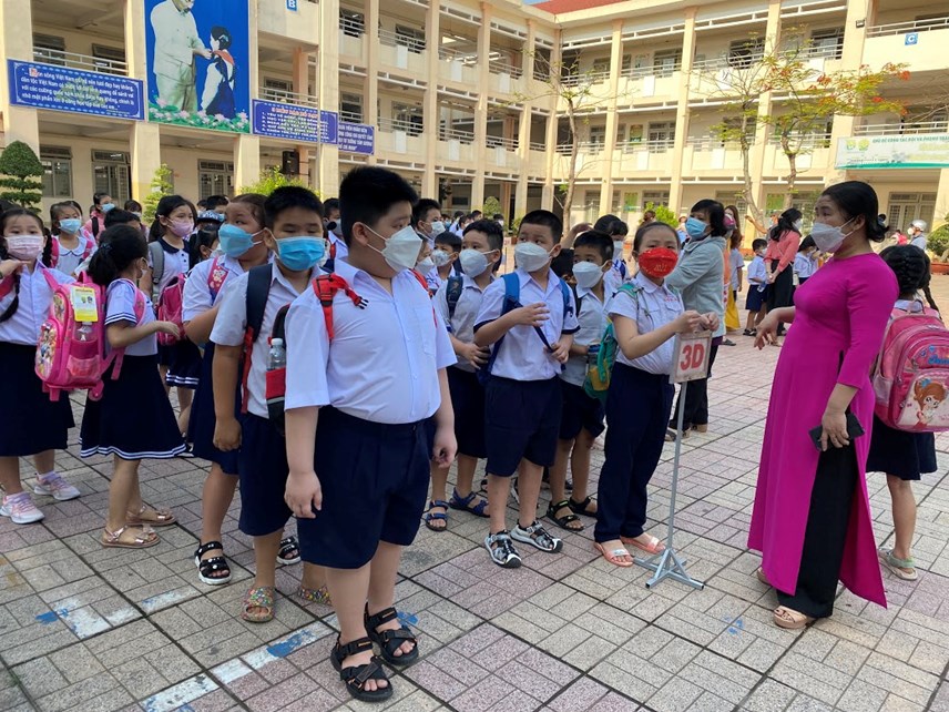 hoc-sinh-tieu-hoc-o-tp-ho-ch237-minh-toi-truong-39l224m-quen39-truoc-khi-di-hoc_4.jpg hoc-sinh-tieu-hoc-o-tp-ho-ch237-minh-toi-truong-39l224m-quen39-truoc-khi-di-hoc_4.jpg