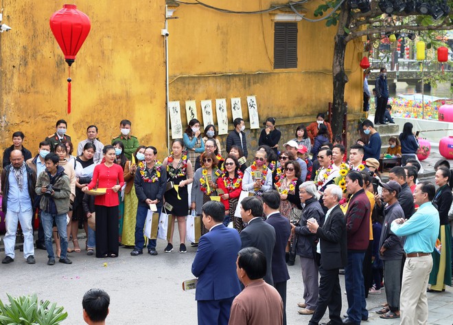 Hội An hô hát bài chòi đón đoàn khách xông đất phố cổ đầu năm mới - ảnh 2