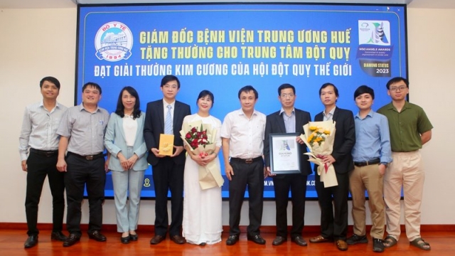 Hội đột quỵ thế giới trao “Giải thưởng kim cương” cho Trung tâm Đột quỵ Bệnh viện Trung ương Huế.