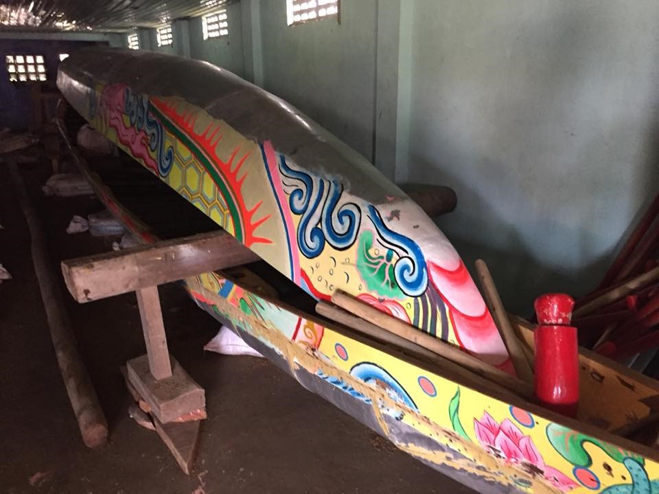 Vẽ hình trên thân thuyền. Ảnh: