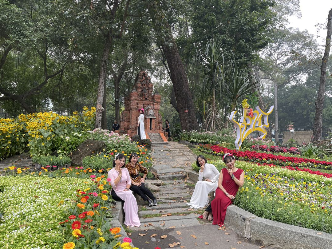 Hội hoa xuân chưa khai mạc, người Sài Gòn xúng xính áo dài đến chụp ảnh Tết 