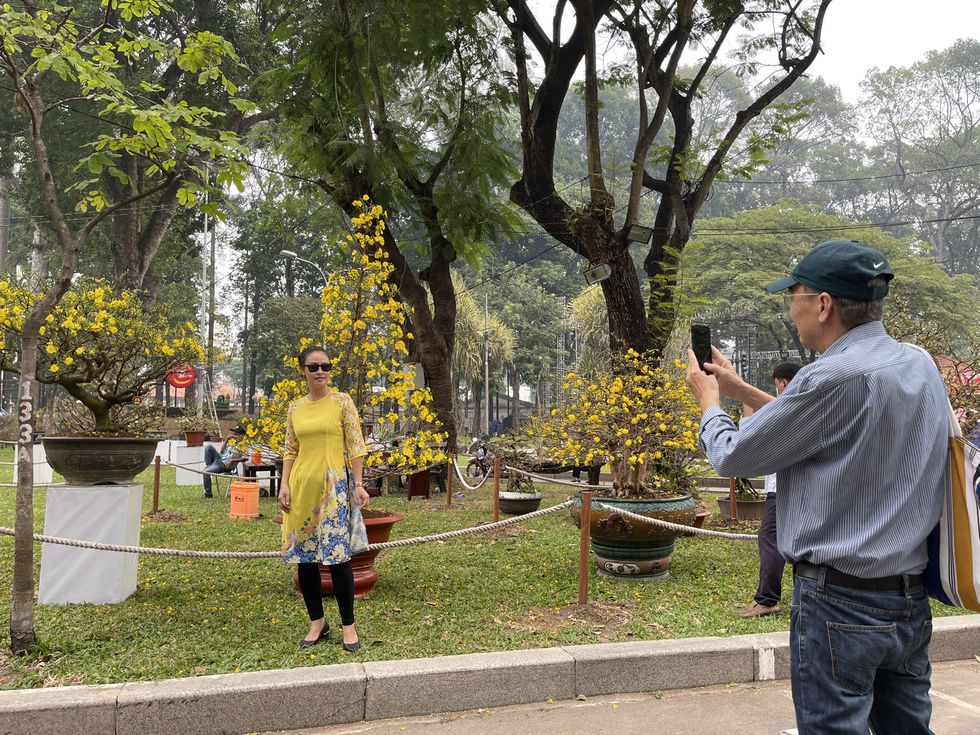 Hội hoa xuân chưa khai mạc, người Sài Gòn xúng xính áo dài đến chụp ảnh Tết - ảnh 10