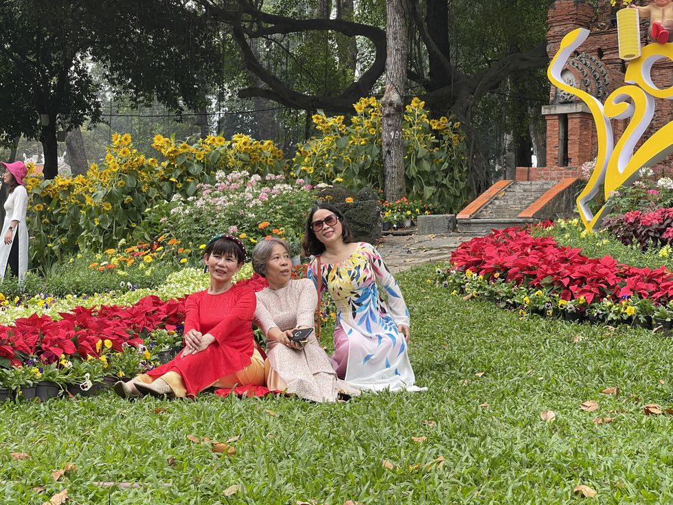 Hội hoa xuân chưa khai mạc, người Sài Gòn xúng xính áo dài đến chụp ảnh Tết - ảnh 9