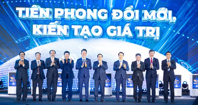Thủ tướng và các đại biểu tại Lễ kỉ niệm 30 năm thành lập Doanh nhân trẻ Việt Nam tháng 11/2023.