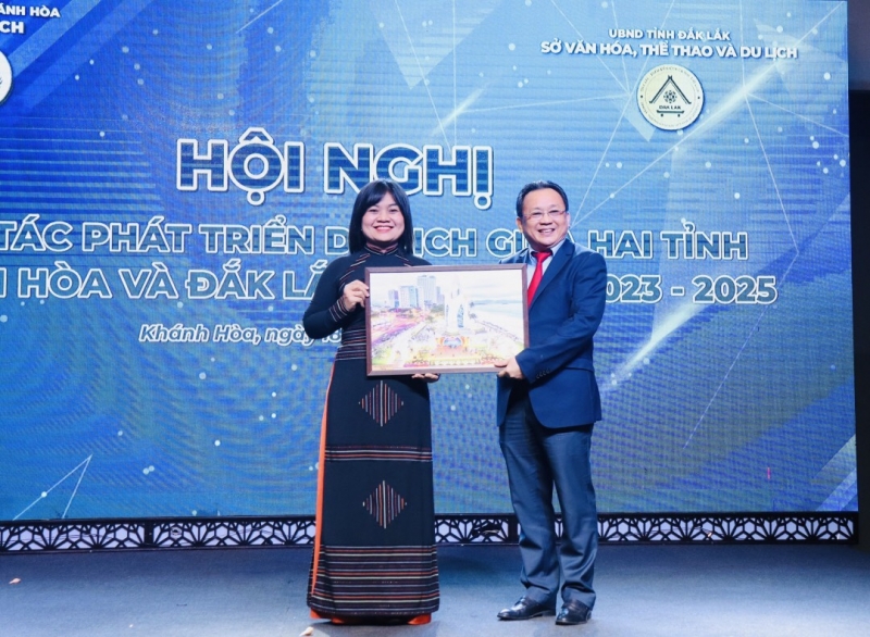 Ông Lê Hữu Hoàng - Phó Chủ tịch UBND tỉnh Khánh Hòa và bà H’Yim Kđoh - Phó Chủ tịch UBND tỉnh Đắk Lắk