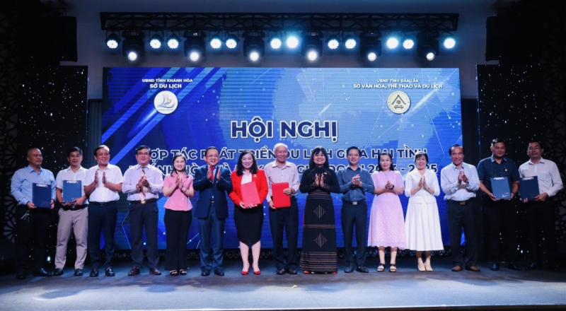 Lãnh đạo hai Sở văn Hóa Thể thao và Du lịch Khánh Hòa - Đắk Lắk trao Biên bản thỏa thuận hợp tác liên kết phát triển du lịch 