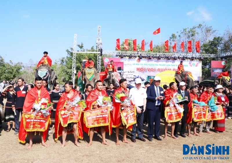 Lãnh đạo trao cờ lưu niệm cho các nài voi tham gia lễ hội