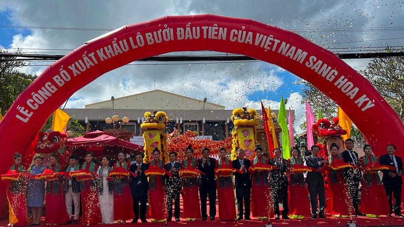Lãnh đạo tham dự buổi lễ cắt băng công bố xuất khẩu lô bưởi da xanh đầu tiên sang thị trường Hoa Kỳ. Lãnh đạo tham dự buổi lễ cắt băng công bố xuất khẩu lô bưởi da xanh đầu tiên sang thị trường Hoa Kỳ.