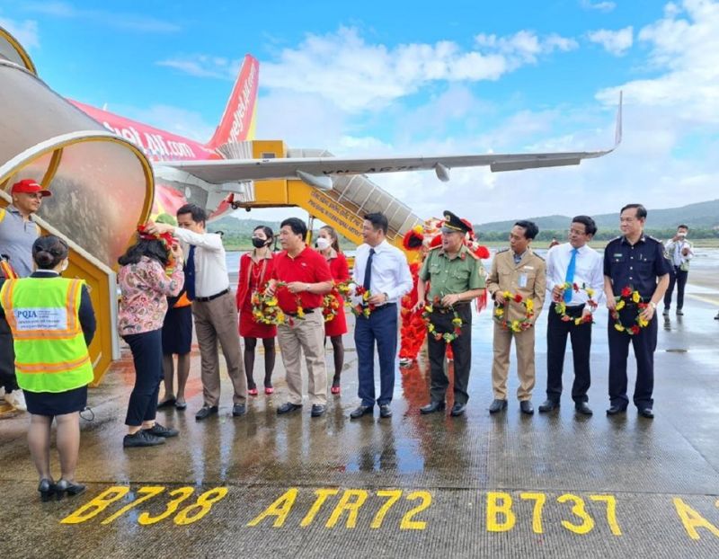 Ông Lê Quốc Anh - Phó Chủ tịch UBND tỉnh Kiên Giang tặng hoa cho vị khách đầu tiên từ Ấn Độ đến Phú Quốc (Ảnh: Hữu Tuấn)