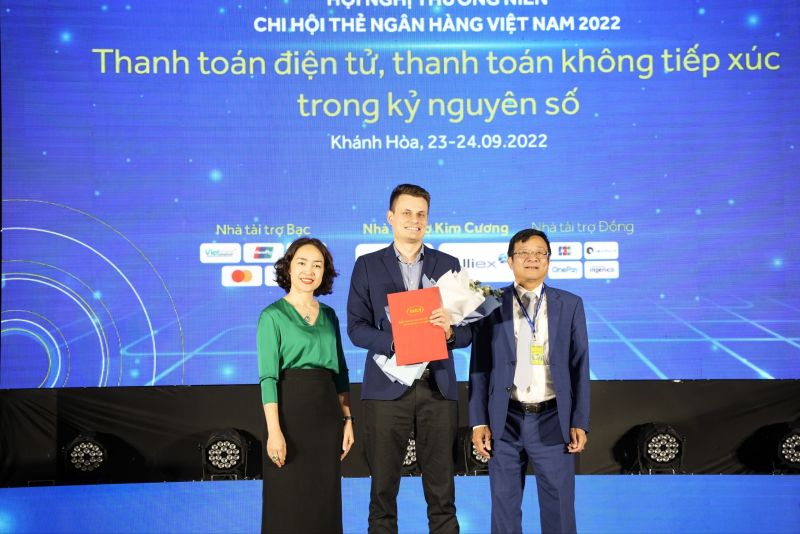 Ông Filip Dosedel, Trưởng phòng Phát triển sản phẩm Thẻ và Tín dụng Quay vòng cùng bà Nguyễn Thị Kim Oanh (trái) – Chủ tịch Chi hội Thẻ và ông Nguyễn Quốc Hùng (phải) – Tổng thư ký Hiệp hội Ngân hàng Việt Nam tại lễ kết nạp hội viên mới.