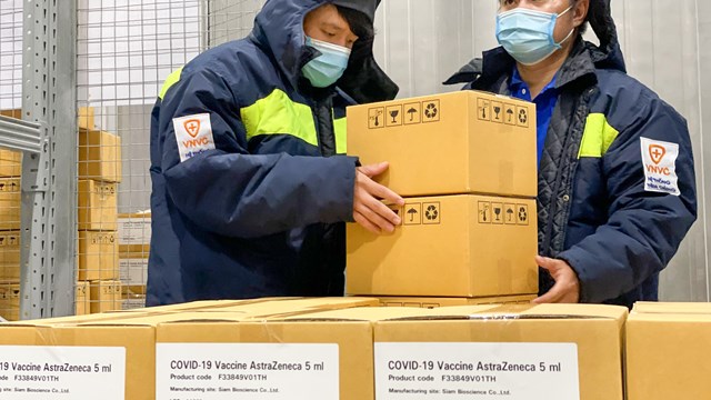 Hơn 1,3 triệu liều vaccine AstraZeneca vừa được bàn giao cho Bộ Y tế
