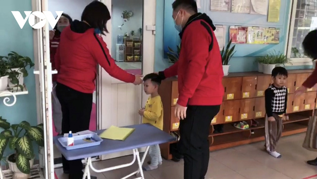 Hơn 2 triệu học sinh Hà Nội trở lại trường trong điều kiện phòng dịch được siết chặt - Ảnh 1.