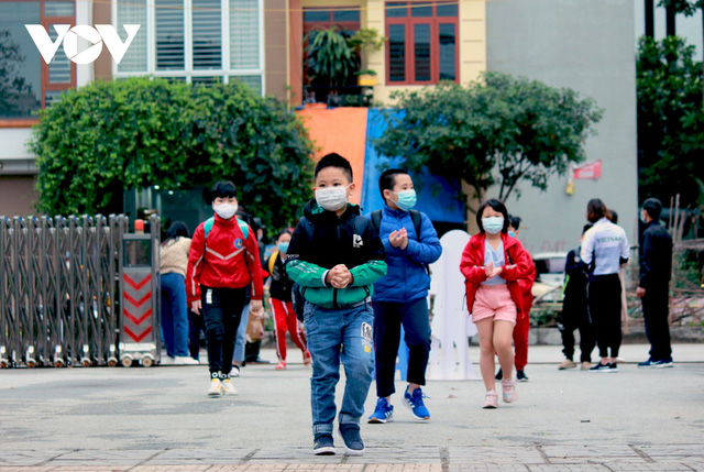 Hơn 2 triệu học sinh Hà Nội trở lại trường trong điều kiện phòng dịch được siết chặt - Ảnh 3.