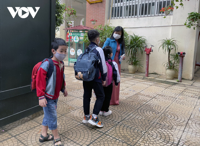 Hơn 2 triệu học sinh Hà Nội trở lại trường trong điều kiện phòng dịch được siết chặt - Ảnh 9.