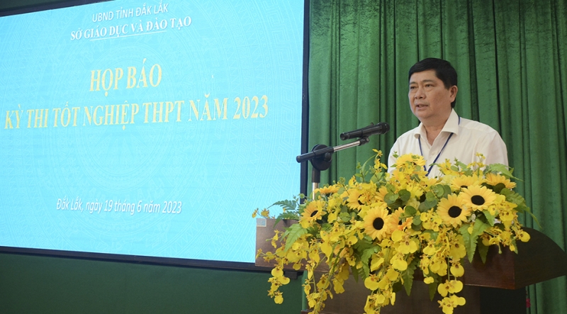 Giám đốc Sở GD&ĐT tỉnh Đắk Lắk ông Phạm Đăng Khoa phát biểu tại họp báo