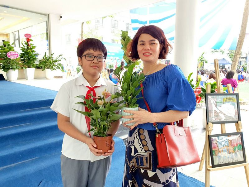 Cha mẹ học sinh trao cây xanh (Trường THCS - THPT Ban Mai)