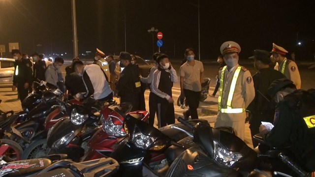 Hơn 50 ‘racing boy’ đi xe lạng lách, đánh võng làm náo loạn cả thành phố