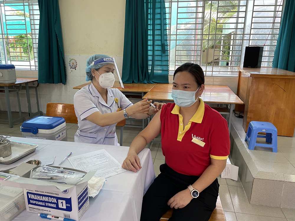 Hơn 6.500 nhân viên VinMart/VinMart+ tại tâm dịch được tiêm vaccine phòng Covid-19 - ảnh 1