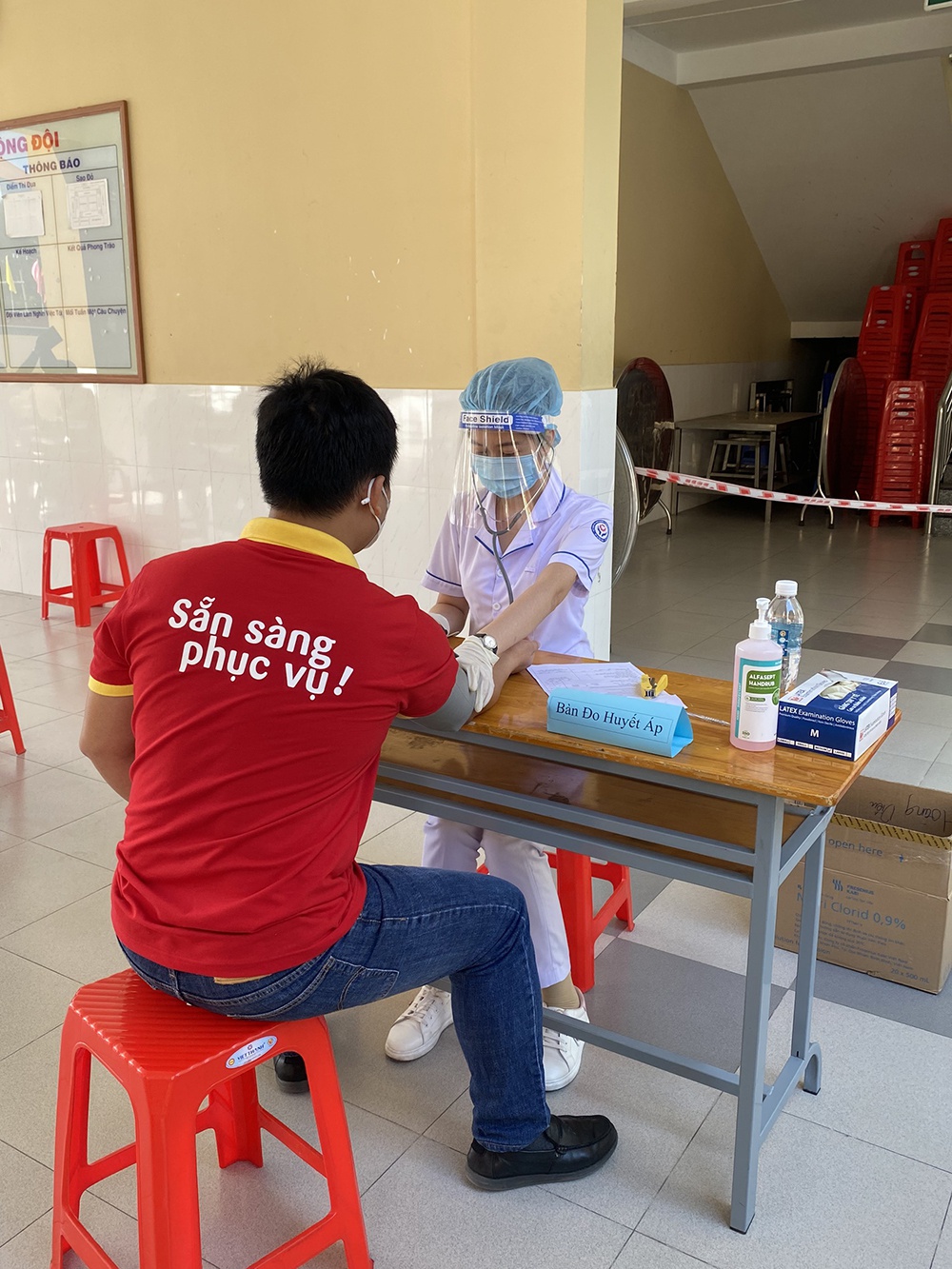Hơn 6.500 nhân viên VinMart/VinMart+ tại tâm dịch được tiêm vaccine phòng Covid-19 - ảnh 2