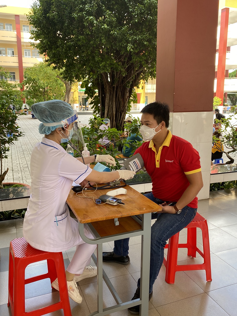 Hơn 6.500 nhân viên VinMart/VinMart+ tại tâm dịch được tiêm vaccine phòng Covid-19 - ảnh 3