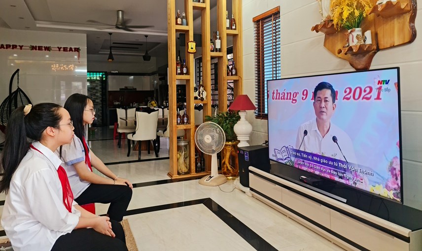 hon-850000-hoc-sinh-nghe-an-du-le-khai-giang-qua-tivi_2.jpg