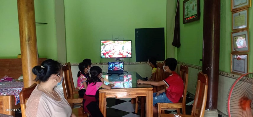 hon-850000-hoc-sinh-nghe-an-du-le-khai-giang-qua-tivi_4.jpg