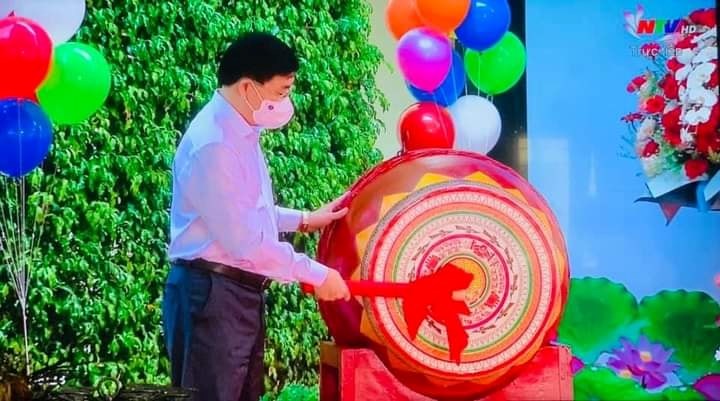 hon-850000-hoc-sinh-nghe-an-du-le-khai-giang-qua-tivi_5.jpg