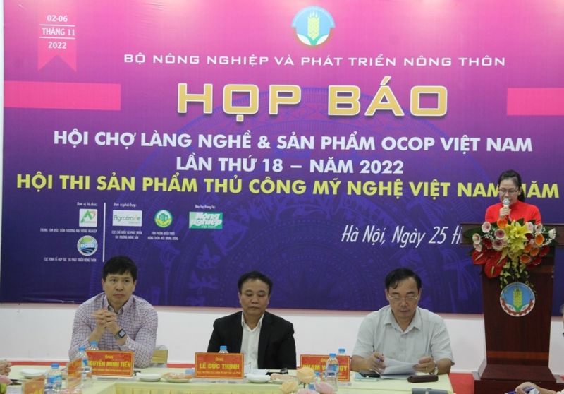 Các đại biểu tham dự họp báo