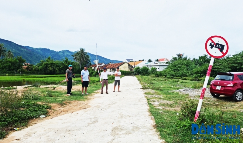 Khu đất ở nông thôn của ông Trịnh Xuân Thắng, trục đường 2/9, xã Vạn Phước gần một năm qua vẫn chưa được chính quyền địa phương cho san lấp xây dựng.