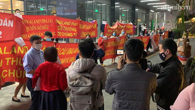Hy hữu ở Hà Nội: Mua chung cư quận Cầu Giấy lại nhầm thành Nam Từ Liêm, chủ đầu tư im bặt, hàng trăm cư dân căng băng rôn yêu cầu đối thoại - Ảnh 2. Hy hữu ở Hà Nội: Mua chung cư quận Cầu Giấy lại nhầm thành Nam Từ Liêm, chủ đầu tư im bặt, hàng trăm cư dân căng băng rôn yêu cầu đối thoại - Ảnh 2.