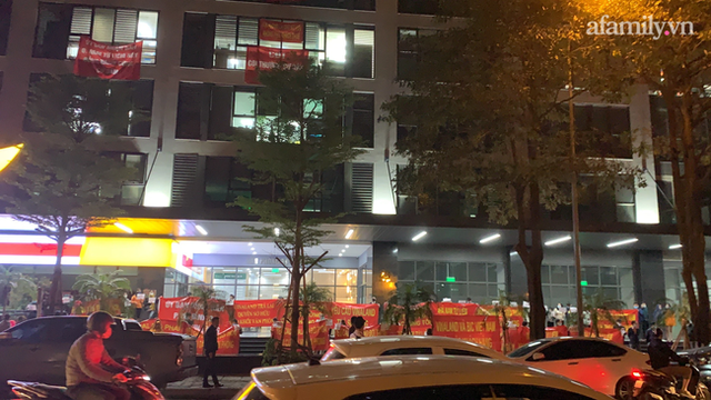 Hy hữu ở Hà Nội: Mua chung cư quận Cầu Giấy lại nhầm thành Nam Từ Liêm, chủ đầu tư im bặt, hàng trăm cư dân căng băng rôn yêu cầu đối thoại - Ảnh 3. Hy hữu ở Hà Nội: Mua chung cư quận Cầu Giấy lại nhầm thành Nam Từ Liêm, chủ đầu tư im bặt, hàng trăm cư dân căng băng rôn yêu cầu đối thoại - Ảnh 3.