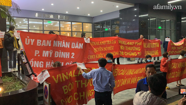 Hy hữu ở Hà Nội: Mua chung cư quận Cầu Giấy lại nhầm thành Nam Từ Liêm, chủ đầu tư im bặt, hàng trăm cư dân căng băng rôn yêu cầu đối thoại - Ảnh 4. Hy hữu ở Hà Nội: Mua chung cư quận Cầu Giấy lại nhầm thành Nam Từ Liêm, chủ đầu tư im bặt, hàng trăm cư dân căng băng rôn yêu cầu đối thoại - Ảnh 4.