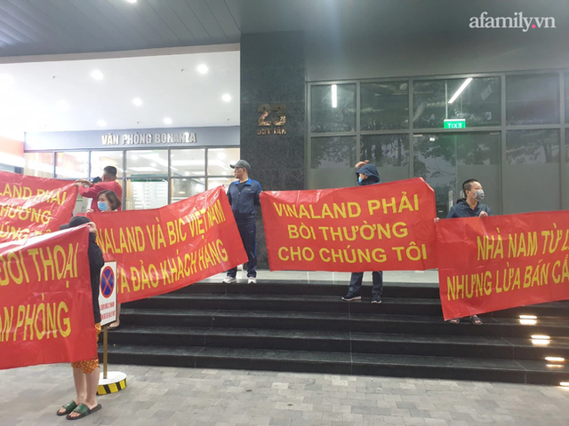 Hy hữu ở Hà Nội: Mua chung cư quận Cầu Giấy lại nhầm thành Nam Từ Liêm, chủ đầu tư im bặt, hàng trăm cư dân căng băng rôn yêu cầu đối thoại - Ảnh 5. Hy hữu ở Hà Nội: Mua chung cư quận Cầu Giấy lại nhầm thành Nam Từ Liêm, chủ đầu tư im bặt, hàng trăm cư dân căng băng rôn yêu cầu đối thoại - Ảnh 5.