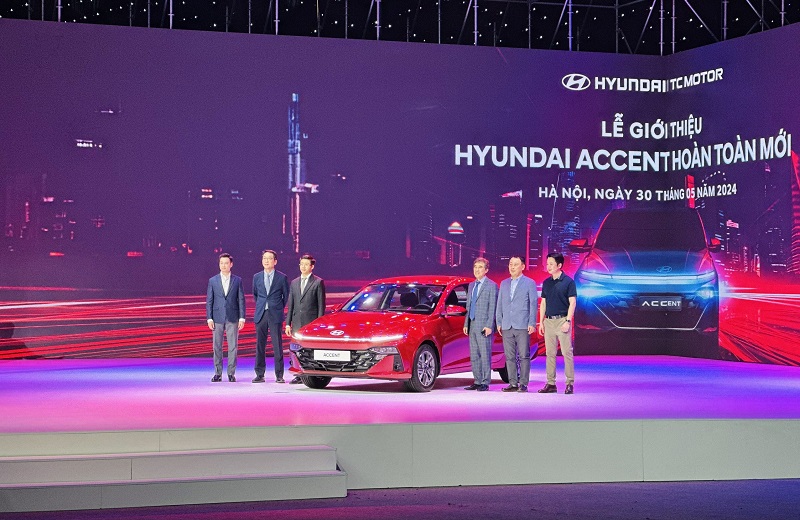 Đại diện Hyundai Thành Công Việt Nam giới thiệu tới khách hàng dòng xe Hyundai Accent hoàn toàn mới Đại diện Hyundai Thành Công Việt Nam giới thiệu tới khách hàng dòng xe Hyundai Accent hoàn toàn mới