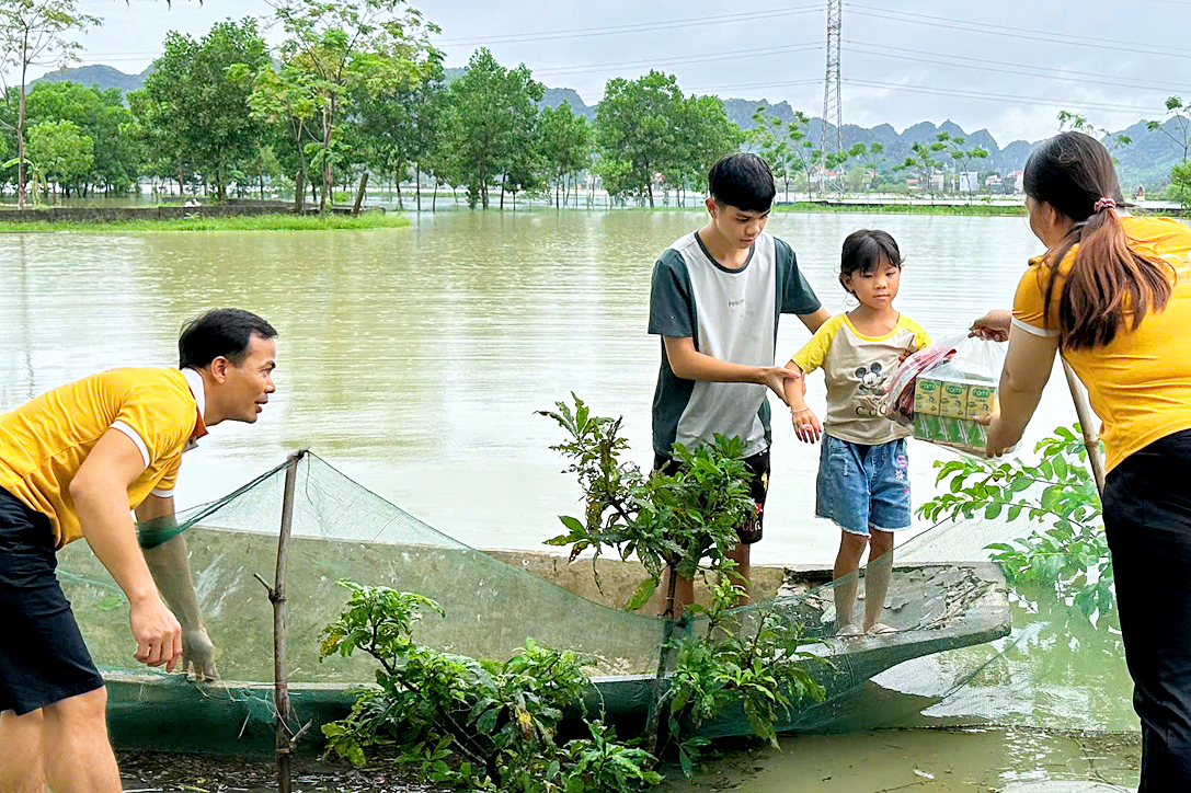 Ấm lòng tình người trong cơn bão lũ