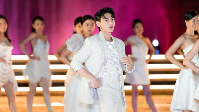 Isaac kết hợp cùng Top 37 thí sinh Miss World Vietnam nhảy múa trên bãi biển