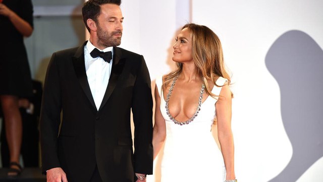 Jennifer Lopez và Ben Affleck tái đính hôn sau 18 năm