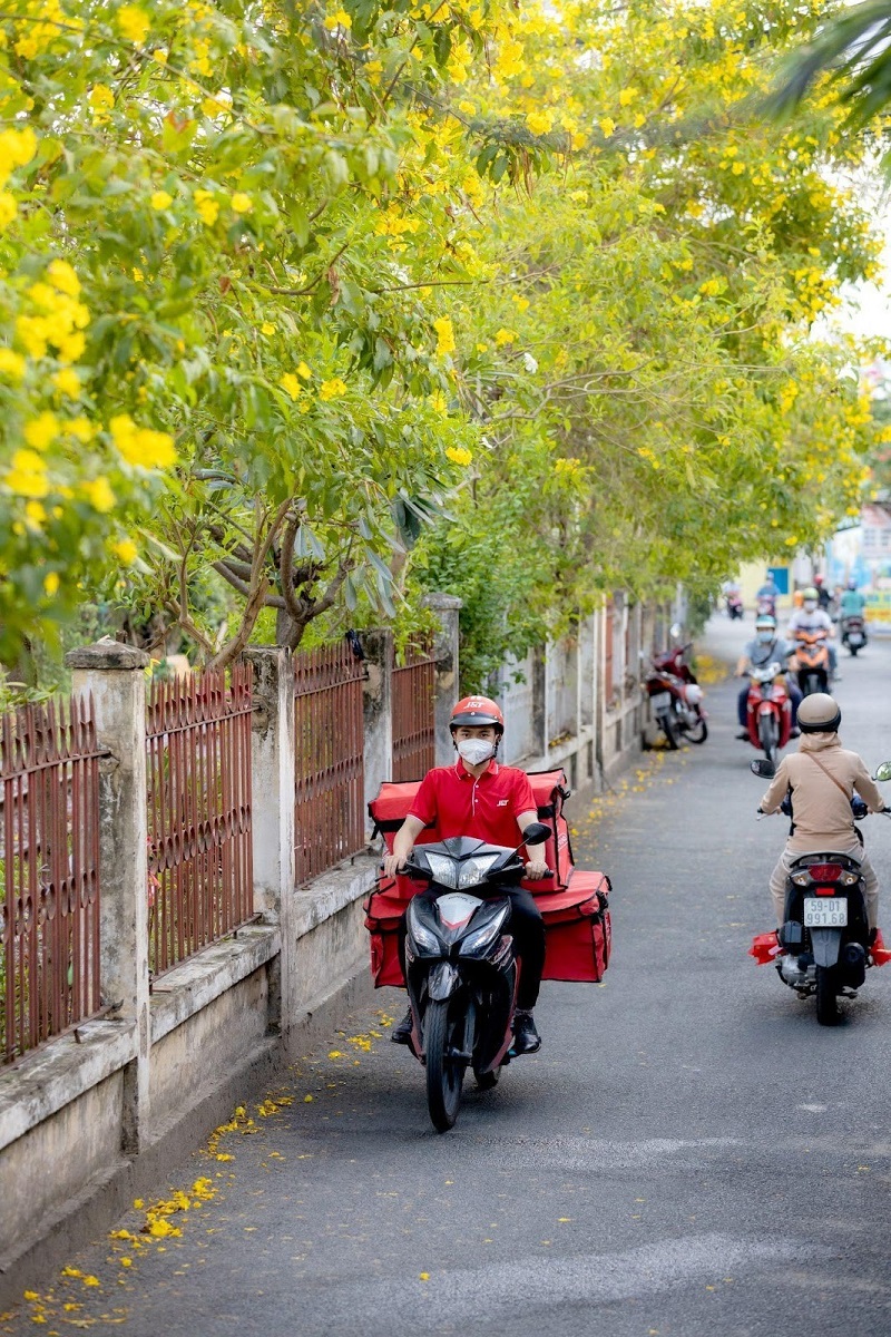 Nhân sự J&T Express nỗ lực giao hết hàng trong ngày, cam kết giao hàng đúng hẹn