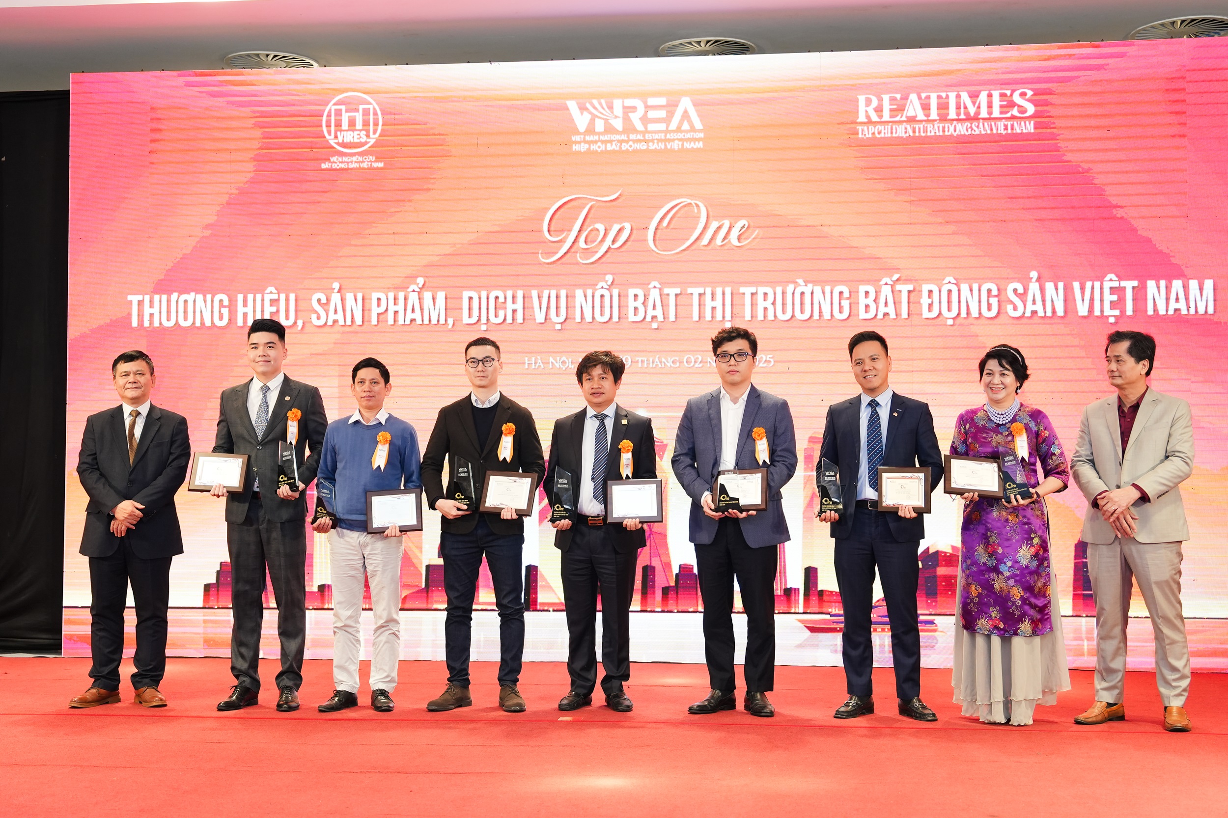 Meey Group “ẵm” giải Top One thương hiệu dẫn đầu ngành proptech năm 2024 tại Diễn đàn BĐS Mùa Xuân