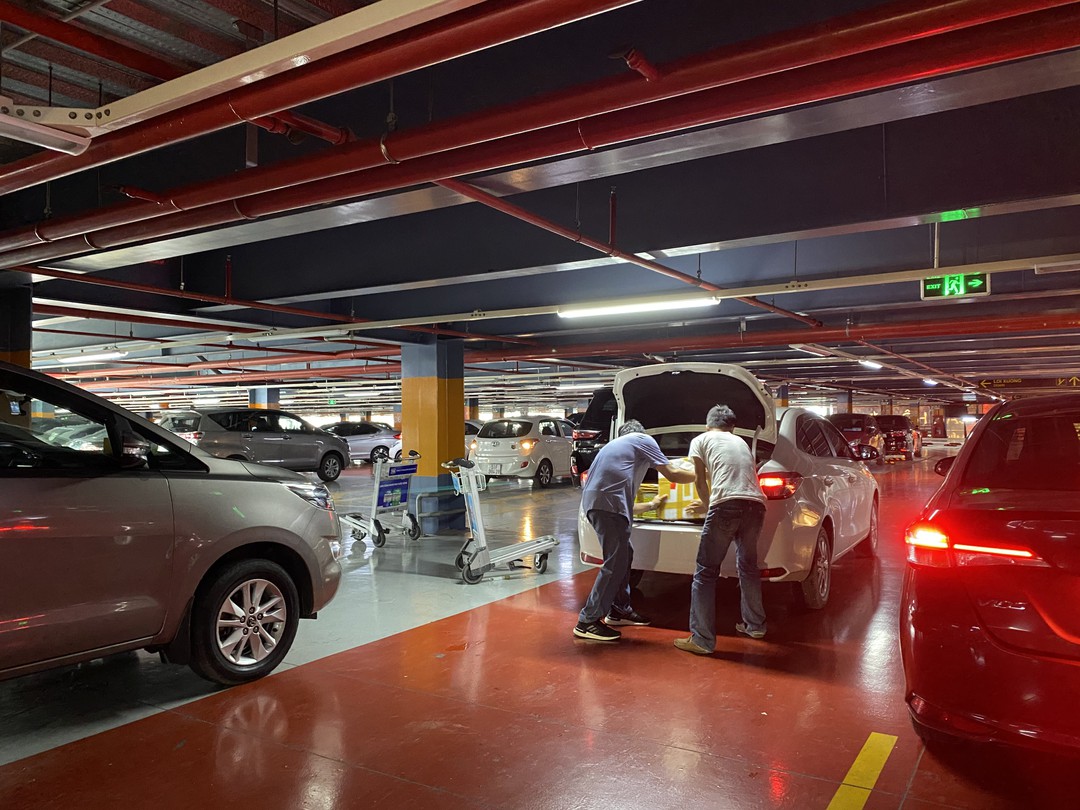 Kéo vali leo 4 tầng để đón xe tại sân bay ?