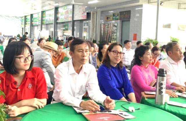 Đại diện các doanh nghiệp tham gia trong hội nghị Đại diện các doanh nghiệp tham gia trong hội nghị