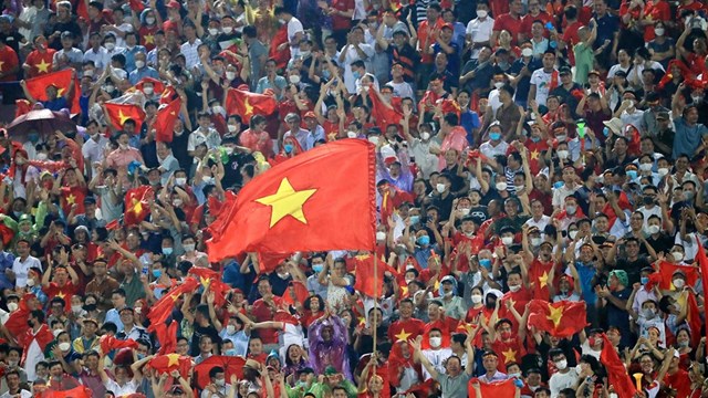 Khán giả trên sân Việt Trì chờ đón màn giao đấu Việt Nam-Philippines
