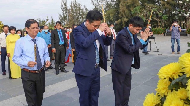 Khánh Hòa tổ chức dâng hương tại Khu tưởng niệm chiến sĩ Gạc Ma