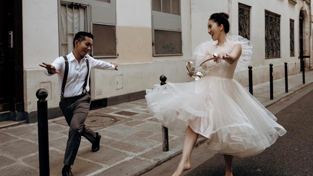 Khánh Thy - Phan Hiển tái hiện chuyện tình yêu qua bộ ảnh cưới 'độc lạ' tại Pháp