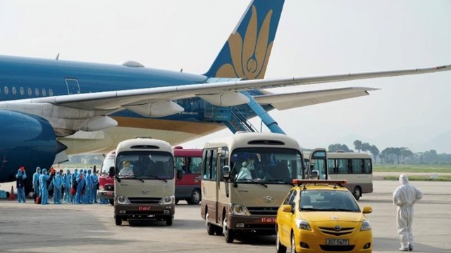 Không yêu cầu xét nghiệm Covid-19 với người Việt từ Ukraine trở về