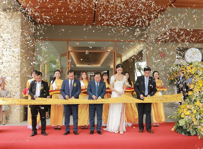 Hoa hậu Lương Thùy Linh cùng chủ đầu tư, lãnh đạo tỉnh thực hiện nghi thức cắt băng khánh thành Khách sạn 4 sao Fleur De Lys Quy Nhơn